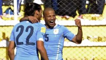 Mart&iacute;n C&aacute;ceres (autor del 10) celebra con Carlos S&aacute;nchez.