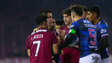 LANUS, ARGENTINA - JULY 07: Players of Lanus and Independiente del Valle argue with referee Cristian Garay during a second leg match between Lanus and Independiente del Valle as part round of sixteen of Copa CONMEBOL Sudamericana 2022 at Estadio Ciudad de Lanus (La Fortaleza) on July 07, 2022 in Lanus, Argentina. (Photo by Daniel Jayo/Getty Images)