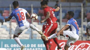 El jugador de Union Calera Sebastian Leyton disputa el bal&oacute;n con Gabriel Sandolval de Antofagasta.