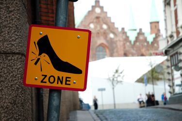 En algunas calles empedradas de Dinamarca, puedes encontrar señales que advierten sobre el riesgo de romper el tacón alto. Estas señales son un recordatorio amistoso para tener cuidado al caminar, ya que el empedrado puede ser un poco traicionero.