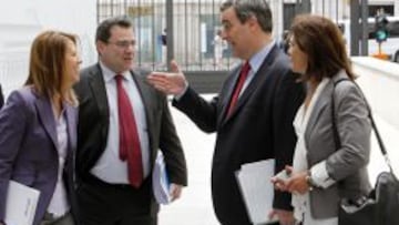 Miguel Cardenal, en las afueras del Congreso con Ana Muñoz (directora de la Agencia Antidopaje), David Villaverde (director general del CSD) y la diputada Miriam Blasco.