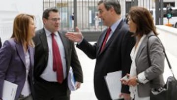 Miguel Cardenal, en las afueras del Congreso con Ana Mu&ntilde;oz (directora de la Agencia Antidopaje), David Villaverde (director general del CSD) y la diputada Miriam Blasco.