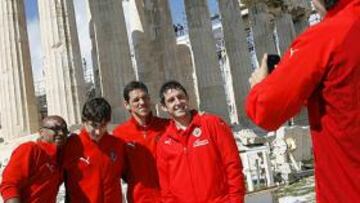 <b>DISFRUTARON DE LA VISITA AL PARTENÓN. </b>Los futbolistas del Villarreal aprovecharon la mañana libre de la que gozaron ayer para visitar la Acrópolis y disfrutar con el Partenón. En la imagen Pires fotografía a Senna, Cani, Guille Franco y Nihat.