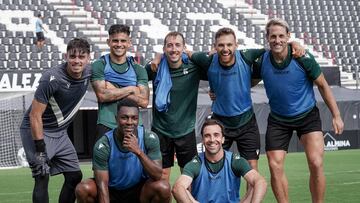 Arriba Pery, Kuki Zalazar, Rubén Díez, Diego González y Carlos Hernández. Abajo Koné y Manu Sánchez,