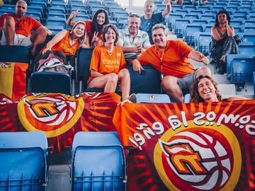 Aficionados españoles durante el partido contra Letonia del Europeo Sub-16 de Montenegro.