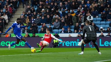 Leicester (United Kingdom), 25/02/2023.- Arsenal's Gabriel Martinelli scores the 0-1 goal during the English Premier League soccer match between Leicester City and Arsenal, in Leicester, Britain, 25 February 2023. (Reino Unido) EFE/EPA/PETER POWELL EDITORIAL USE ONLY. No use with unauthorized audio, video, data, fixture lists, club/league logos or 'live' services. Online in-match use limited to 120 images, no video emulation. No use in betting, games or single club/league/player publications
