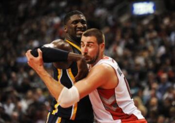 Roy Hibbert lucha con Jonas Valanciunas.