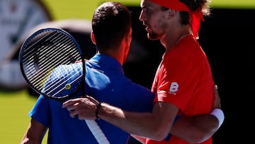 Novak Djokovic y Alexander Zverev se abrazan tras su partido en el Open de Australia.