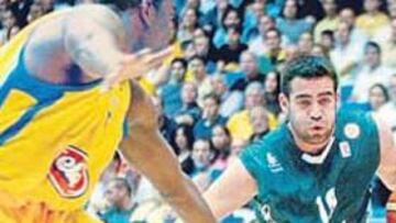 <b>IMPARABLE. </b>Carlos Cabezas intenta penetrar ante Bynum en el partido del pasado jueves.
