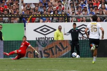 El remate de Felipe Flores ya superó a un Luis Marín que mira con impotencia cómo la pelota ingresa a su arco. Era el 3-2.