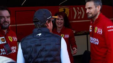 Fernando Alonso saluda a Silvia Hoffer en el box de Ferrari.