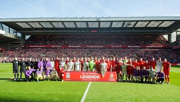 Los veteranos del Madrid y del Liverpool posaron antes del comienzo del encuentro en Anfield.