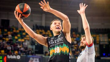 BILBAO, 11/12/2022.- El ala-pívot bosnio del Bilbao Basket Emir Sulejmanovic (i) intenta anotar ante la oposición del pívot croata del Obradoiro Dragan Bender (d), durante el partido de la Liga ACB de baloncesto disputado este domingo en el Bilbao Arena de la capital vizcaína. EFE/Javier Zorrilla