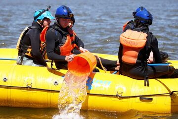 Max Verstappen saca agua de la balsa. 