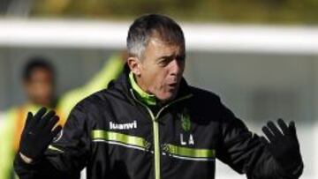 Alcaraz, dando instrucciones a sus futbolistas.