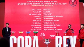 LAS ROZAS (MADRID), 24/10/2022.- Momento del sorteo la primera eliminatoria de la Copa del Rey, que se disputará el fin de semana del 12 y 13 de noviembre bajo el formato de eliminatorias a partido único y ya con la participación de 16 equipos de LaLiga Santander, este lunes en la Ciudad del Fútbol de Las Rozas (Madrid). EFE/ Rodrigo Jimenez
