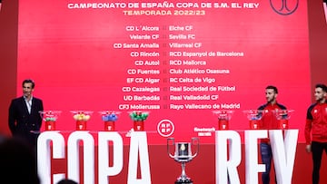 LAS ROZAS (MADRID), 24/10/2022.- Momento del sorteo la primera eliminatoria de la Copa del Rey, que se disputará el fin de semana del 12 y 13 de noviembre bajo el formato de eliminatorias a partido único y ya con la participación de 16 equipos de LaLiga Santander, este lunes en la Ciudad del Fútbol de Las Rozas (Madrid). EFE/ Rodrigo Jimenez