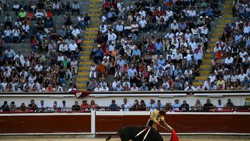 Peruvian bullfighter Andres Roca Rey performs during a bullfight at the Canaveralejo bullring in the framework of the Cali Festival in Cali, Colombia, on December 28, 2022. (Photo by Joaqu�n SARMIENTO / AFP)