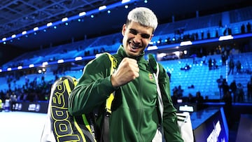 Carlos Alcaraz celebra su victoria contra Taylor Fritz en las ATP Finals.