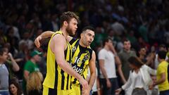 Fenerbahce&#039;s Greek guard Kostas Sloukas (R) embraces teammate Fenerbahce&#039;s Italian forward Nicolo Melli after the first semi-final EuroLeague Final Four basketball match between FenerbahxE7e and Zalgiris at The Stark Arena in Belgrade on May 18,