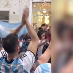 Fiesta de los argentinos por las calles de Moscú con nuevo cántico