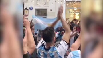 Fiesta de los argentinos por las calles de Moscú con nuevo cántico