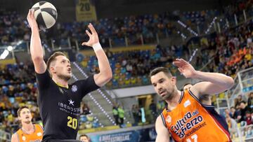 GRAF2541. LAS PALMAS DE GRAN CANARIA, 15/02/2018.- El escolta polaco del Iberostar Tenerife Mateusz Ponitka y el escolta del Valencia Rafa Martínez durante el primer partido de cuartos de la Copa del Rey de baloncesto que disputan en el pabell&oacu