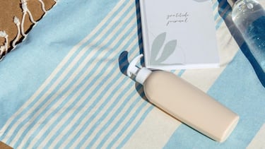 Son grandes, pero no ocupan espacio: las toallas de playa que repelen la arena y están de moda en Amazon