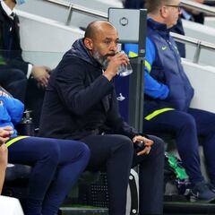 Davinson se queda sin técnico, Tottenham despide a Nuno