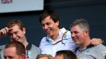 Toto Wolff, en el centro, con otros miembros de su equipo. 