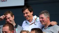 Toto Wolff, en el centro, con otros miembros de su equipo. 