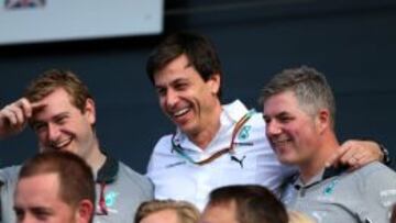Toto Wolff, en el centro, con otros miembros de su equipo.