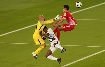 Soccer Football - FIFA Club World Cup - CF Pachuca vs Wydad AC - Zayed Sports City Stadium, Abu Dhabi, United Arab Emirates - December 9, 2017 Wydad’s Achraf Bencharki clashes with Pachuca's Oscar Perez and Oscar Murillo REUTERS/Ahmed Jadallah