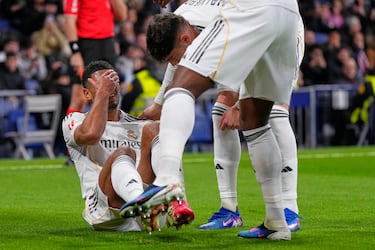 Jude Bellingham se duele sobre el césped del estadio Bernabéu. El jugador inglés se tuvo que retirar del encuentro.