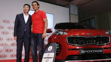 Kyung Hyeon Kim, presidente de Kia Motors Iberia, y Rafa Nadal durante el acto de presentación del nuevo Kia Sportage.