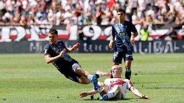 Sergio Carreira sufre una entrada de Isi Palazón durante el partido entre el Rayo Vallecano y el Celta.