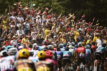El pelot¨®n durante la tercera etapa del Tour de Francia 2022.