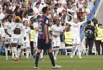 Los jugadores festejan un gol en el Clásico.