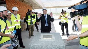 Con la venta de la antigua ciudad deportiva, además de sanear la cuentas, construyó la nueva Ciudad Deportiva del Real Madrid en Valdebebas.