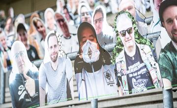 Imágenes de aficionados del Borussia Monchengladbach llenan las gradas del Borussia Park. Los seguidores del club alemán apoyan a su equipo comprando estos cartelones con sus caras y que permanecerán en el estadio hasta que vuelvan los partidos al estadio.