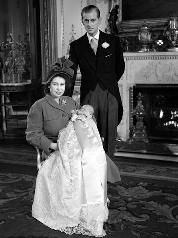 El prncipe Carlos naci el 14 de noviembre de 1948 en el Palacio de Buckingham, en Londres, Inglaterra. Hijo de la entonces princesa Isabel, duquesa de Edimburgo (actual reina Isabel II), y el prncipe Felipe, duque de Edimburgo, su abuelo era el monarca reinante Jorge VI del Reino Unido. El heredero ya estaba asegurado a?os despus en la coronacin. 