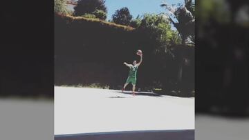 Juan fernando Quintero jugando basket