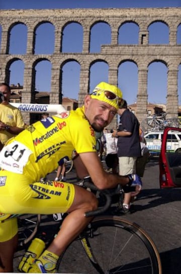 El italiano posa delante del acueducto de Segovia antes de la salida de la primera etapa de la XVI Vuelta Ciclista a Castilla y León (agosto 2001).