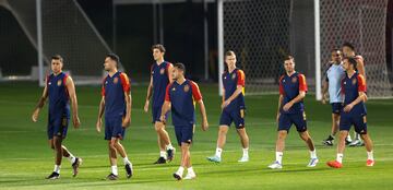 Los jugadores de la selección española durante el entrenamiento de hoy.