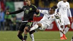 Bolivia&#039;s Leonel Morales, right, and Mexico&#039;s Eduardo Herrera , fight for the ball during a Copa America Group A soccer match at the Sausalito Stadium in Vina del Mar, Chile, Friday, June 12, 2015. (AP Photo/Silvia Izquierdo)