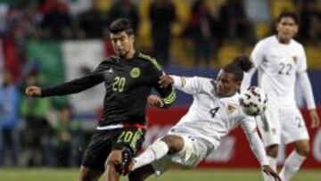 Bolivia&#039;s Leonel Morales, right, and Mexico&#039;s Eduardo Herrera , fight for the ball during a Copa America Group A soccer match at the Sausalito Stadium in Vina del Mar, Chile, Friday, June 12, 2015. (AP Photo/Silvia Izquierdo)