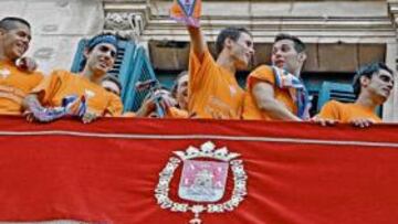 <b>COMO ESTRELLAS. </b>La afición enloqueció cuando vio aparecer por el balcón del Ayuntamiento a sus héroes. La fiesta había comenzado.