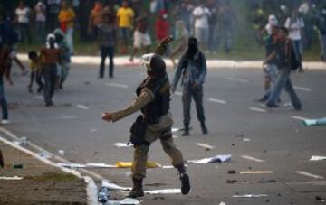 Las protestas continúan en el país suramericano dejando decenas de heridos y una multitud que grita contra las políticas actuales.