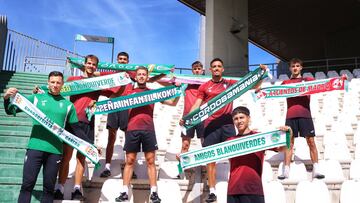 Jugadores con bufandas de las peñas