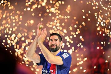 El mayor de los Karabatic es al balonmano del siglo XXI lo que Messi o Cristiano al f¨²tbol contempor¨¢neo. Tres veces campe¨®n ol¨ªmpico, cuatro del mundo y otras cuatro de Europa con una selecci¨®n francesa que comand¨® durante dos d¨¦cadas, am¨¦n de campe¨®n de la Champions con tres equipos distintos, incluido un Bar?a para el que jug¨® de 2013 a 2015. Fue nombrado mejor jugador del a?o en tres ocasiones y mejor lateral izquierdo en pr¨¢cticamente todas las competiciones que disput¨®. Una leyenda que dice adi¨®s con 40 primaveras.